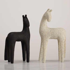 Escultura Moderna Abstracta de Caballo, Adorno Decorativo de Resina, Figura de Sobremesa para Decoración del Hogar, Oficina u Hotel, Grande en Color Beige, Pequeña en Color Oscuro - Product Image 1