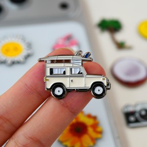 Pin Metálico Personalizado de Zinc y Hierro Esmaltado con Relieve, Temática <span class=keywords><strong>Vacaciones</strong></span> de Verano: Sol, Palmera, Cámara, Coche, Guitarra, Flor - Product Image 5