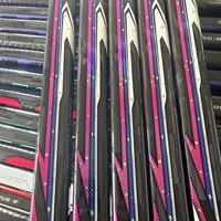 Nouveaux modèles 2026 – Bâton de hockey sur glace en fibre de carbone léger et durable, design éclaboussures, vente en gros directe usine Chine