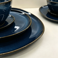 Service de table en grès réactif bleu nordique, finition mate, forme irrégulière, bordure dorée, idéal pour la maison et les cadeaux de mariage haut de gamme