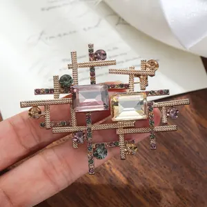 新しいヨーロッパ系アメリカンファッション、軽贅沢合金製スクエアブローチ、レディースレトロチェストフラワー、スーツドレスの襟、結婚式パーティー用 - Product Image 4