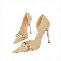 8829-2 Escarpins tendance à talons fins en daim, bout pointu, avec chaîne en métal et perles, respirants et antidérapants pour femme, printemps-été