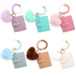 Porte-clés 2026 en cuir PU avec breloque peluche douce en forme de boule de poils, fermoir mousqueton et porte-cartes pour femme - Product Image 1