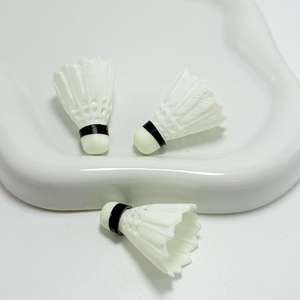 CHENXI Colgante de bádminton de plástico simulado hecho a mano, accesorios de moda para decoración DIY de mochilas y llaveros de coche - Product Image 2