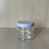 Botol Selai Kaca Kecil Bentuk Heksagonal Bulat 50 ml untuk Souvenir Pernikahan, Isi Selai Stroberi, Jelly, atau Marmalade dengan Tutup Perak