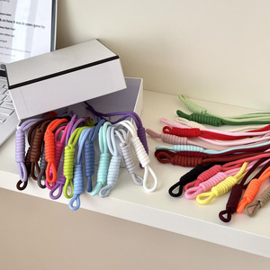 Porte-clés en macramé tressé en nylon fait main pour femmes, breloques de sac en corde style bohème, plusieurs couleurs pour décorations de sacs à main - Product Image 2