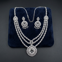 Parure de Mariée Femme en Laiton Plaqué Argent de Haute Qualité : Collier Ras-du-Cou, Boucles d'Oreilles Pendantes, Tikka, Zircon Ethnique Tendance et Dernière Mode