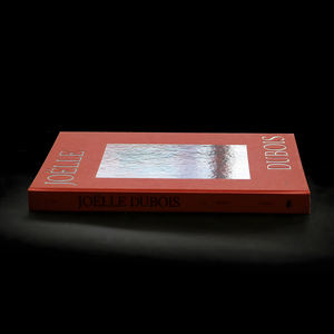 Collezione di Libri con Copertina Rigida in Tessuto di Lino Rosso con Logo Personalizzato, Stampa Offset su Cartone con Lavorazione Artistica in Rilievo - Product Image 2