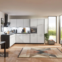 Armoires de cuisine modernes sur mesure en blanc crème avec garde-manger haut pour projets d'appartements et de villas OEM ODM