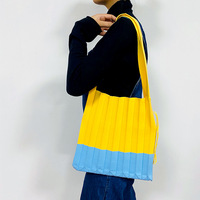Großhandel New Design Gestrickte Umhängetasche Koreanische Art Faltbare Einkaufstasche Handtasche Mädchen Große Plissee Einkaufstasche