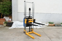 EJ4085 Transpalette semi-électrique portable 400 kg avec batterie au plomb-acide, pneus pleins 4 roues motrices pour allées étroites