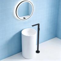 Lavabo sur pied en pierre artificielle blanche mate de design moderne et luxueux, lavabo en surface solide, lavabo autoportant pour hôtel