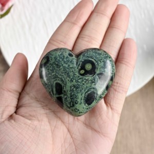 Venta al por mayor de piedras de jaspe Kambaba en forma de corazón, talladas en cristal natural pulido, para regalo. - Product Image 3