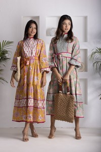 ชุดเดรสผ้าฝ้ายพิมพ์ลายสีขาวและสีมัสตาร์ดสำหรับผู้หญิง พร้อมปกเสื้อระบาย เข็มขัดแยกต่างหาก และชายกระโปรงบาน สำหรับสวมใส่ลำลองอย่างมีสไตล์ - Product Image 3