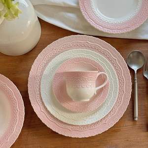 Service de vaisselle en céramique rose rétro français avec décor en relief sous glaçure, comprenant assiettes à dessert, assiettes à pâtes, assiettes à salade, tasses et soucoupes, pour le thé de l'après-midi - Product Image 2