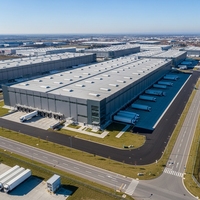 Entrepôt logistique alimentaire industriel moderne en structure acier de 26 ans de durée de vie, à panneaux PU écoénergétiques et ignifuges ASTM