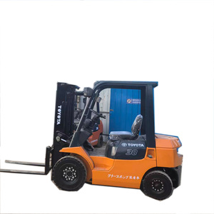 Chariot élévateur Toyota 7FD d'occasion, 3 tonnes, mât à 2 étages, moteur diesel, faible nombre d'heures, hauteur de levage de 3000 mm, moteur et roulements bien entretenus, prêt à travailler - Product Image 1