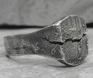 Anillo de plata agrietado brutal para hombres y textura áspera hecha a mano que se asemeja a un anillo de boda grueso de meteorito - Product Image 2