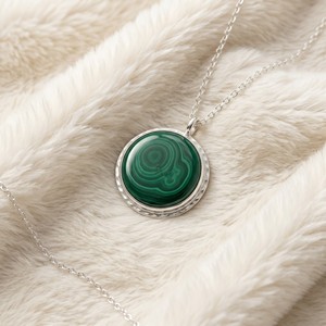 Colliers pendentifs en argent plaqué OEM/ODM en gros, bijoux en malachite ronde pour femmes - Product Image 2