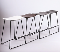 Tabouret de bar moderne à hauteur de comptoir, siège en plastique, structure en métal thermolaqué, chaise de bar pour îlot de cuisine, café, bistrot, bar à domicile