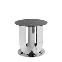 Table à manger en pierre frittée effet veine de marbre rouge Rosso Levanto avec plateau tournant, base sculpturale en U chromée miroir