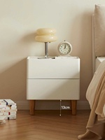 Table de chevet blanche peinte, style luxe léger et épuré, meuble de rangement essentiel pour petites chambres