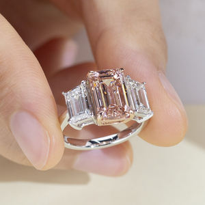 Anillo de compromiso Messi Jewelry MSR-1644 de oro de 18 quilates con tres piedras de corte esmeralda y diamante rosa cultivado en laboratorio - Product Image 5