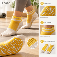Chaussettes de yoga antidérapantes couleur crème jaune rayé, coupe ajustée et flexible pour studio, étiquette privée, commande personnalisée, approbation de la coupe