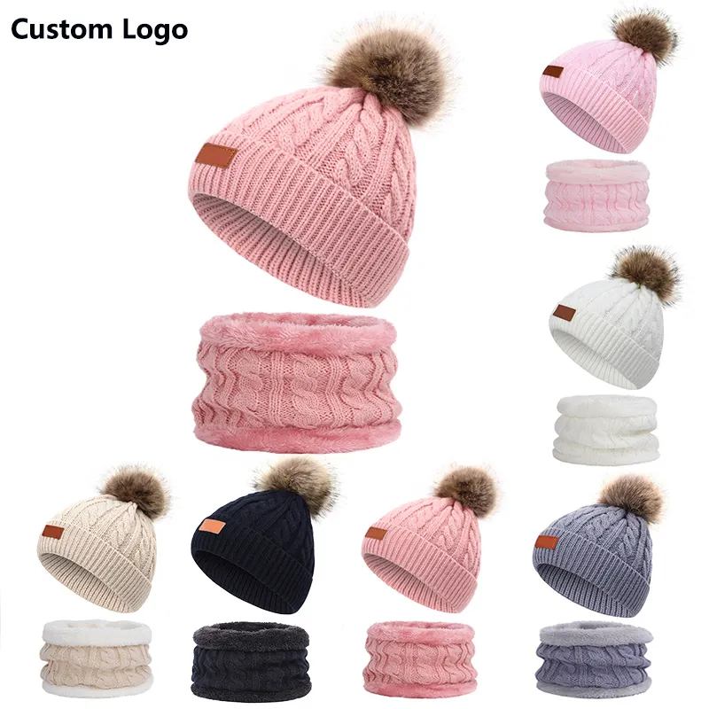 Özel kapaklar Logo moda sevimli örme boyun seti bebek çocuk yürümeye başlayan kasketleri kış şapka ve eşarp setleri Pom Pom ile çocuk için
