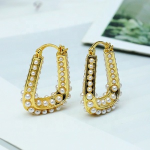 Boucles d'oreilles créoles plaquées or avec perles miniatures de luxe, boucles d'oreilles trapèze en perles exquises, boucles d'oreilles rondes plaquées or, cadeau - Product Image 4