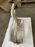Support d'assemblage en aluminium sur mesure, soudé et fabriqué par découpe CNC, avec plusieurs découpes et trous de fixation