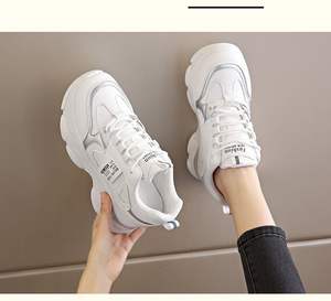 Chaussures décontractées pour femmes en <span class=keywords><strong>cuir</strong></span> blanc à plateforme tendance, chaussures de marche confortables à talon compensé, baskets épaisses pour femmes - Product Image 1