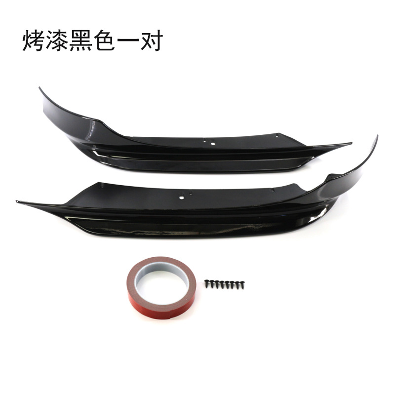 คู่รองเท้าสีดำเงางาม