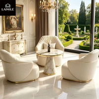 Fauteuil de détente contemporain incurvé et rembourré, avec texture cousue et base dorée, pour la maison et les villas