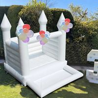 Château de maison de rebond blanc avec maison de rebond gonflable de ventilateur pour la photographie d'affaires de douche de bébé d'anniversaire