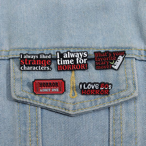 Broche en émail en forme de tampon de la série de texte <span class=keywords><strong>d</strong></span>'horreur « I Always Time for Horror » pour sac à dos, vêtements, accessoires, cadeaux - Product Image 1