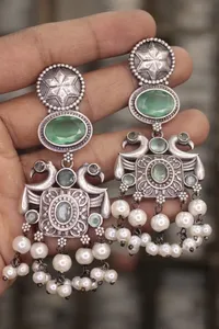 ชุดต่างหูทรงหยดน้ำทำจากหิน Monalisa ฐานทองเหลืองดีไซน์พื้นเมืองทันสมัยสำหรับชุดทำงานแบบแฮนด์เมดในอินเดีย - Product Image 2