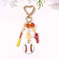 Breloque de sac de football en forme de cœur avec fermoir, breloques de ballon de rugby scintillantes, porte-clés à pompon perlé, accessoire de sac, pendentif de sac sportif