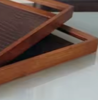 Plateau de service rectangulaire moderne en bois d'acacia sculpté et gravé de qualité supérieure avec poignées pour hôtel, restaurant et service de traiteur
