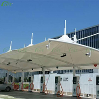 Abri de voiture extérieur moderne Lyfe avec toit en toile, structure en acier ignifuge, installation facile, auvent pare-soleil pour hôtel et villa