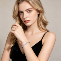 Bracelet ouvert minimaliste fin en argent avec une rangée de pierres CZ, accessoire de main formel pour demoiselle d'honneur, cadeau pour elle