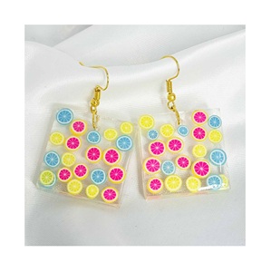 Pendientes de resina elegantes para mujer, informales y para fiestas, a un precio asequible. Pendientes de resina hechos a mano por CRAFT ZONE EXPORT. - Product Image 1