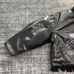 جاكيت رجالي من DENIMGUYS بتصميم كلاسيكي عالي الجودة مقاوم للرياح ودافئ مع طباعة شعار على الجاكيتات والمعاطف الجلدية - Product Image 5