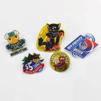 Venta al por mayor de insignias de metal personalizadas con diseño de dibujos animados, chapadas en oro, con color Pantone y logotipo impreso, para solapa.