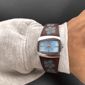 Reloj de Cuarzo Único y Original de Estilo Vintage Casual Deportivo con Correa de Cuero y Patrón Floral para Mujer, Resistente al Agua - Product Image 1