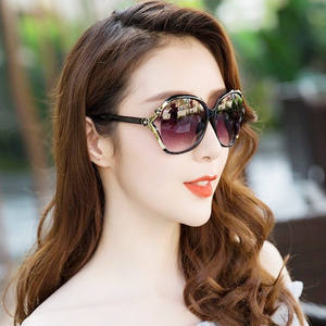 Gafas de Sol con Diseño de Camelia para Mujer, Montura de Resina, Protección UV385, Diseño Floral, Origen Yiwu, Categoría 1, Lentes Claras - Product Image 4