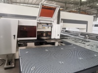 Poinçonneuse à tourelle laser CNC multifonctionnelle Usine de fabrication en nouvel état Moteur de puissance mécanique Moteur de pompe à roulement