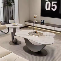 Table basse en dalle de pierre légère de luxe, mobilier moderne et minimaliste, table irrégulière pour café