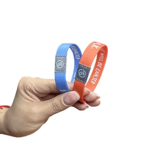 फैक्टरी थोक लोचदार पॉलिएस्टर पुन: प्रयोज्य कंगन Wristband कस्टम कपड़े खेल Wristband