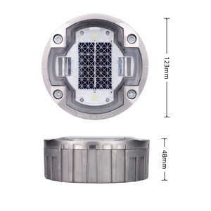 Lampe de marquage au sol solaire certifiée IP68 pour allées extérieures et chemins piétonniers - Product Image 1